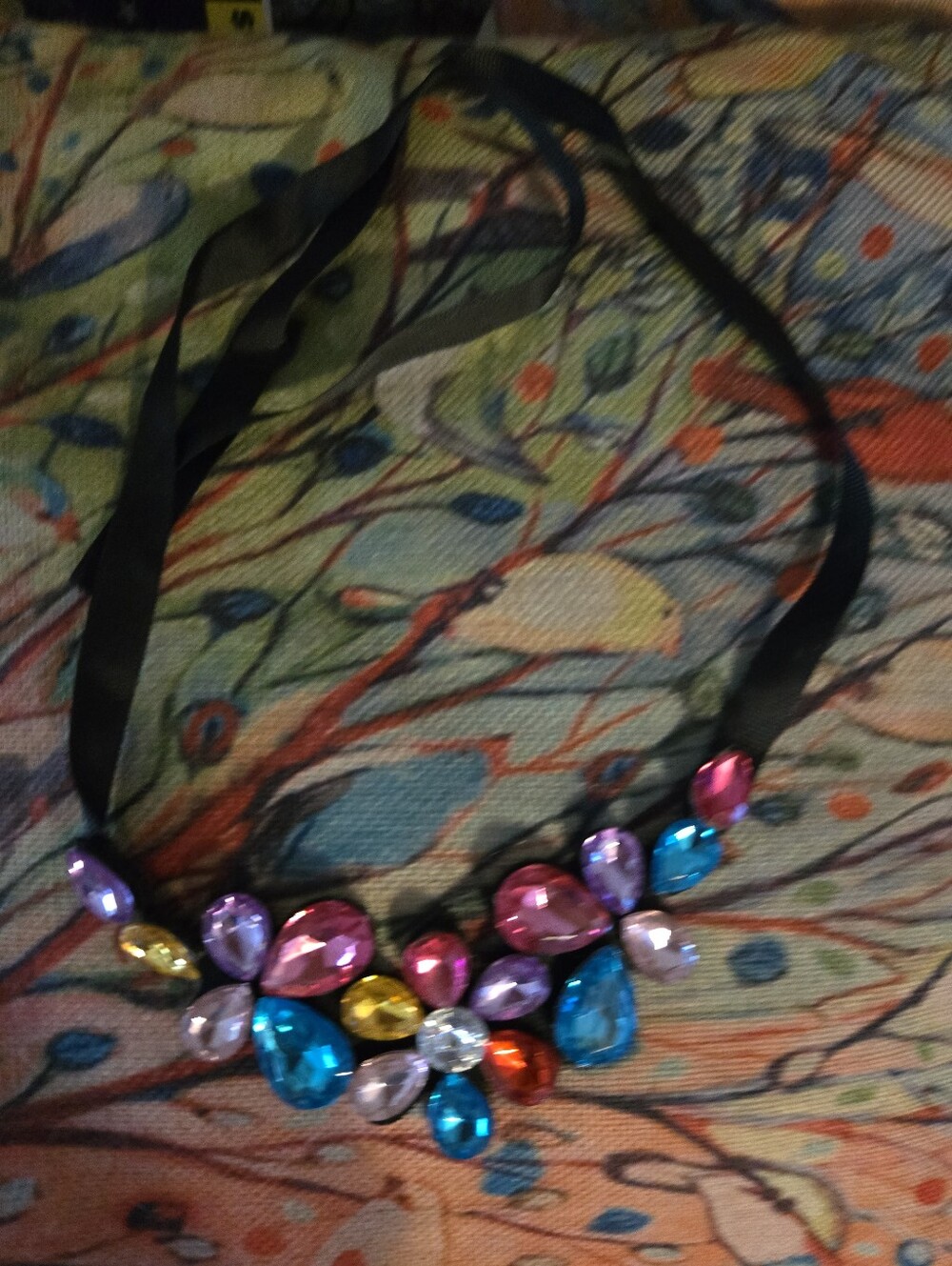 Multicolor Crystal Teardrop Ribbon Necklace - Statement luse For Halloween?